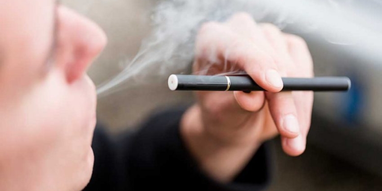 Rritet presioni mbi BE-në për të vënë taksë për cigaret elektronike dhe qeset e nikotinës