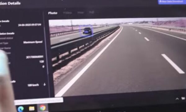 Policia me dron e me vetura inteligjente gjobit qytetarët, ua dërgon dënimet me postë