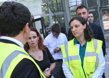 Kurti vizitoi banesat sociale në Klinë në të cilat po investohet në efiçiencë të energjisë