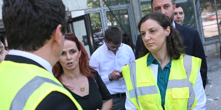 Kurti vizitoi banesat sociale në Klinë në të cilat po investohet në efiçiencë të energjisë