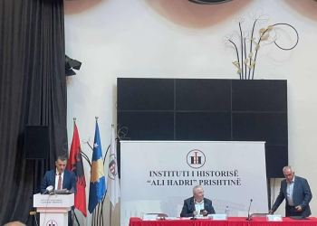 Studiuesit: Emigrimi ndikoi në vetëdijen kombëtare shqiptare