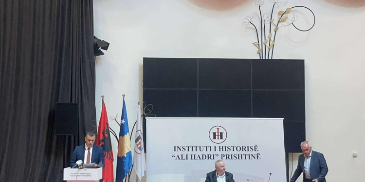 Studiuesit: Emigrimi ndikoi në vetëdijen kombëtare shqiptare