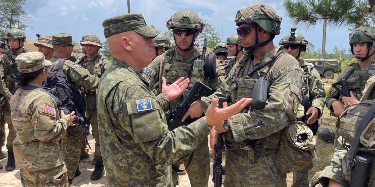 Gjeneral Bashkim Jashari vizitoi trupat e FSK-së që po trajnohen në SHBA