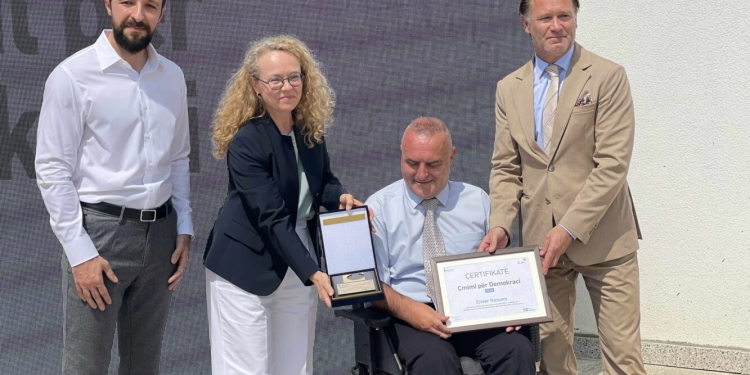 Enver Kosumi, laureat i Çmimit për Demokraci 2024 i ndarë nga KCSF