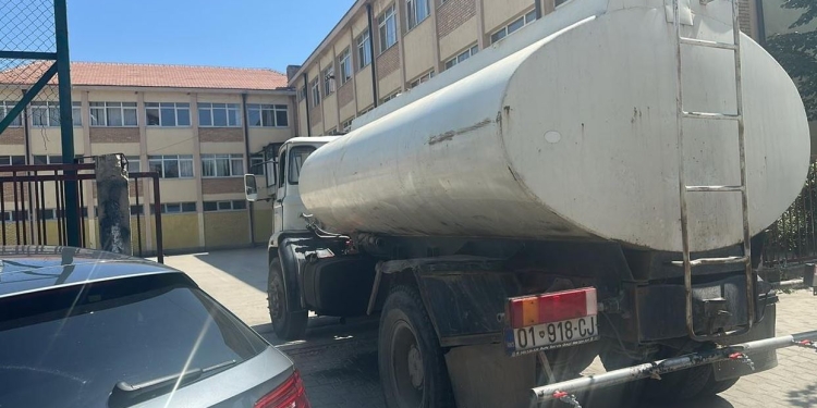 Në Fushë Kosovë, Drenas e Poklek të Ri nis furnizimi me ujë përmes autoboteve