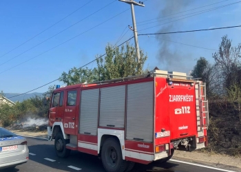 Zjarr i madh në fshatin Maxhunaj të Vushtrrisë, përfshihet një hapësirë e autopjesëve