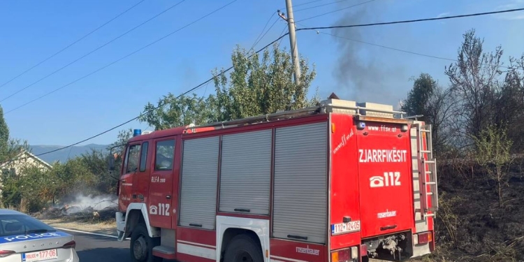 Zjarr i madh në fshatin Maxhunaj të Vushtrrisë, përfshihet një hapësirë e autopjesëve