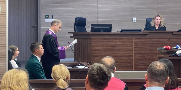 Mbahet seanca fillestare për masakrën në Mejë, Prokurori paraqet aktakuzën, të akuzuarit në mungesë