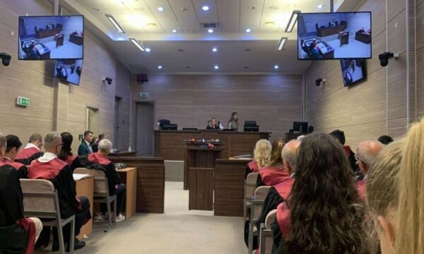 Nis gjykimi ndaj 53 të akuzuarve për masakrën e Mejës