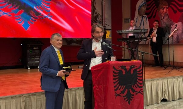 Përparim Rama ia dorëzon Çelësin e Prishtinës Ekrem Bardhës, biznesmen dhe veprimtar shqiptaro – amerikan