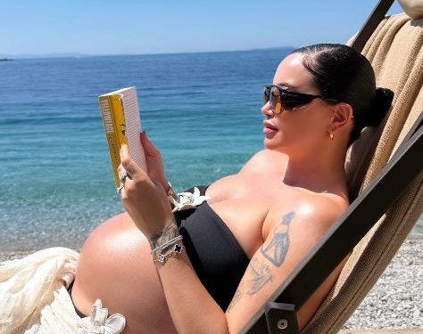 Dafina Zeqiri po shijon pushimet në Shqipëri