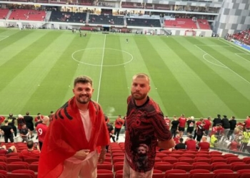 Dy nipërit e Adem Jasharit të pranishëm në stadium, për ndeshjen ndaj Serbisë