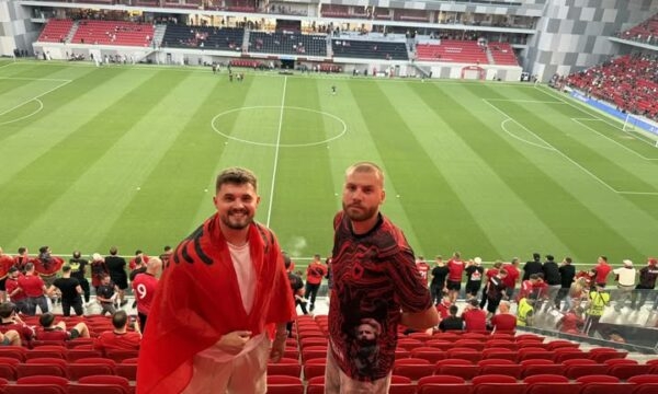 Dy nipërit e Adem Jasharit të pranishëm në stadium, për ndeshjen ndaj Serbisë