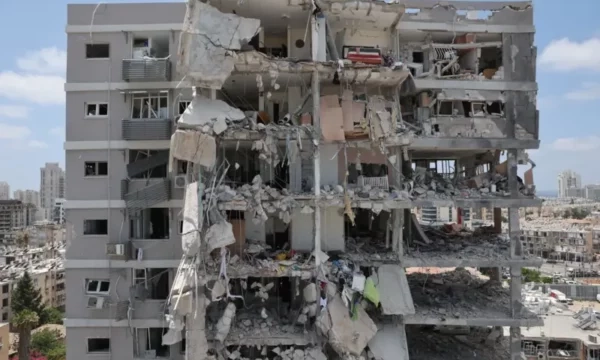 Izraelitët flasin për tronditje nga shkatërrimi, ndërsa iranianët përpiqen të largohen nga Teherani
