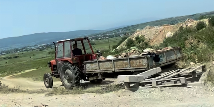 Hedhja e mbetjeve të kurbanëve në ambient të hapur – qytetarët reagojnë në rrjetet sociale