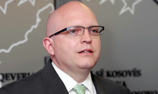 Bllokada politike në Kosovë, Reeker: Është vërtet turp, populli i Kosovës meriton më mirë