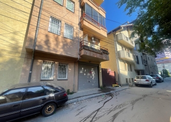 Një person u gjet pa shenja jete, dyshohet se ka rënë nga ndërtesa