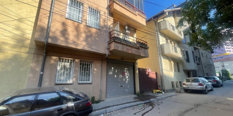 Një person u gjet pa shenja jete, dyshohet se ka rënë nga ndërtesa