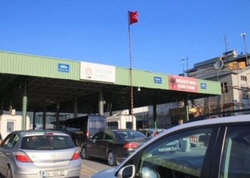 Mijëra kosovarë ia mësyjnë Shqipërisë për vikend, pika kufitare në Morinë punon me 8 sportele
