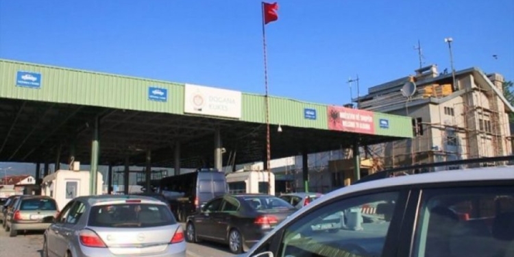 Mijëra kosovarë ia mësyjnë Shqipërisë për vikend, pika kufitare në Morinë punon me 8 sportele