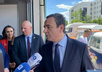 Mandati i dyfishtë i Kurtit: Unë po flas këtu dhe nuk po flas në Kuvend, sepse atje jam njëri nga 48 deputetët