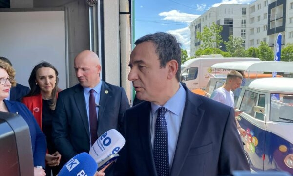 Mandati i dyfishtë i Kurtit: Unë po flas këtu dhe nuk po flas në Kuvend, sepse atje jam njëri nga 48 deputetët