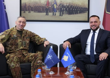 Kreu i KFOR-it i shkon në takim Maqedoncit, flasin për sigurinë në Kosovë