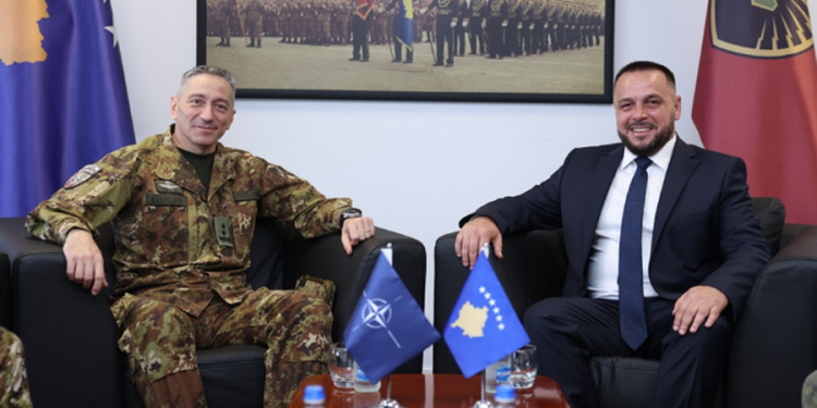 Kreu i KFOR-it i shkon në takim Maqedoncit, flasin për sigurinë në Kosovë