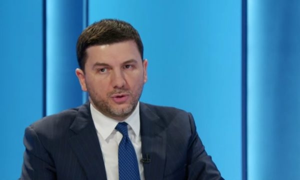 Krasniqi për arrestimin e ish-policit: Qeverisë i kujtohet Policia vetëm kur iu duhet për ndërhyrje dhe për mburrje