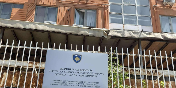 Katër zyrtarë të Ministrisë së Infrastrukturës arrestohen për licencimin e autoshkollave