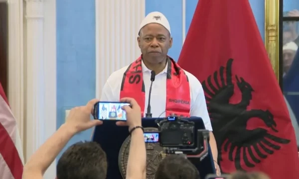 Parada e shqiptarëve në New York, kryebashkiaku Adams shfaqet me plis në kokë