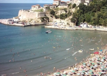 Sezoni turistik në Mal të Zi nis me çmime të larta, bllokada trafiku dhe vonesa