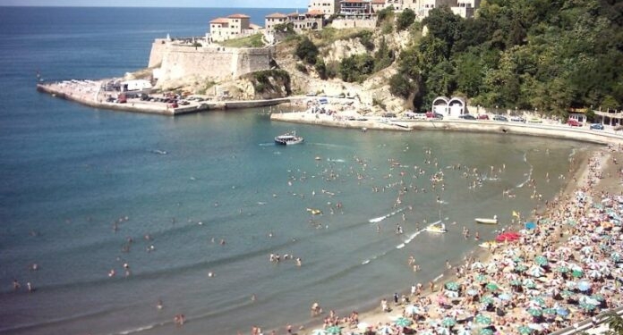 Sezoni turistik në Mal të Zi nis me çmime të larta, bllokada trafiku dhe vonesa
