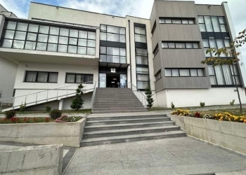 Kanosi me armë bashkëshorten dhe vëllain e saj, ngritet aktakuzë ndaj një burri në Gjakovë