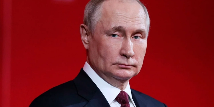 Lufta në Ukrainë drejt fundit? Putin i gatshëm të takohet me Zelenskyn: Të negociojmë për t’i dhënë fund