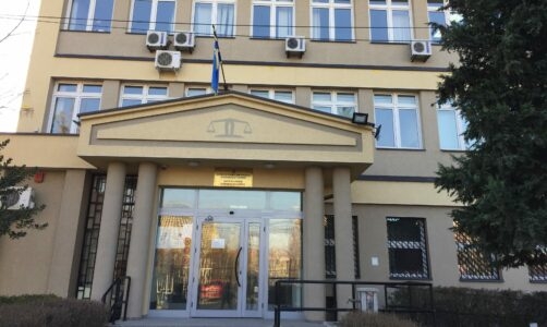 Detaje nga sulmi në oborrin e Gjykatës: Ka nxjerrë një mjet të fortë nga çanta e tij…
