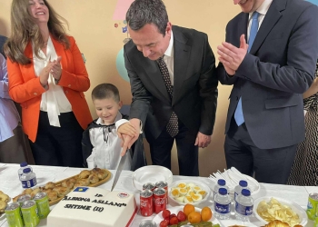 Kurti viziton çerdhen “Albiona Asllani” në Shtime, feston me fëmijët dhe pret tortën