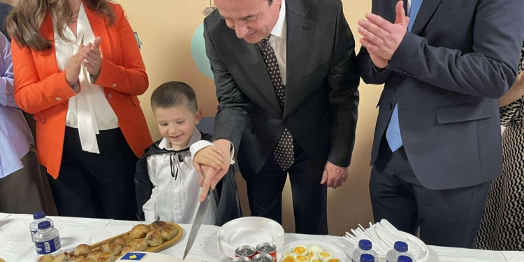 Kurti viziton çerdhen “Albiona Asllani” në Shtime, feston me fëmijët dhe pret tortën