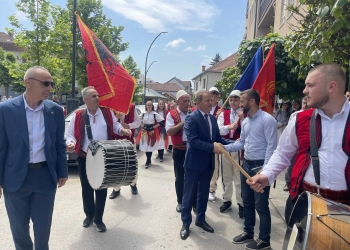Në Vushtrri parakalim festiv në Ditën e Çlirimit, kryetari Ferit Idrizi iu bashkua qytetarëve