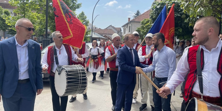 Në Vushtrri parakalim festiv në Ditën e Çlirimit, kryetari Ferit Idrizi iu bashkua qytetarëve