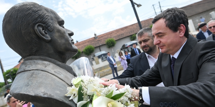 Kurti vizitoi Shtëpinë Muze të Ukshin Hotit: Një figurë dhe mendje e papërsëritshme