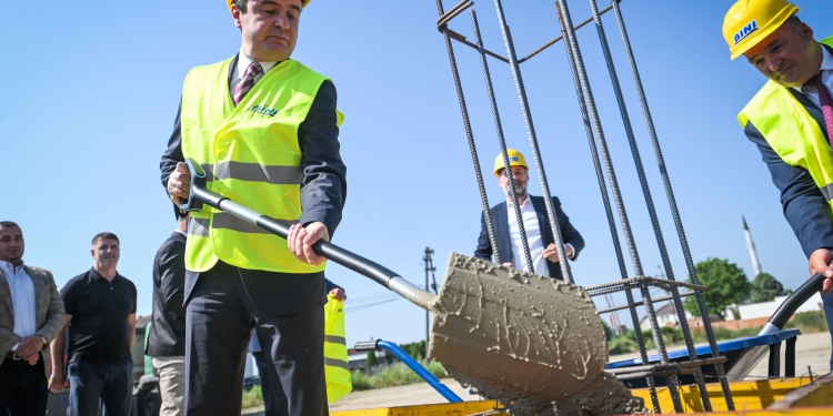 Vendoset gurthemeli i pishinës gjysmë-olimpike publike në Komunën e Podujevës, investim afër 4 milionë euro