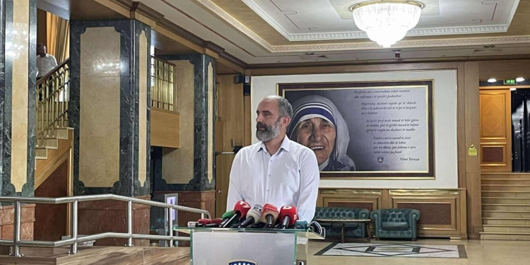Abrashi: Paralizimi institucional nuk i duhet Kosovës, Albulena Haxhiu nuk është problemi