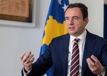 Kurti viziton familjen e Arbnor Spahiut, ish-policit të arrestuar në Serbi: Angazhimi do të jetë maksimal deri në lirimin e tij