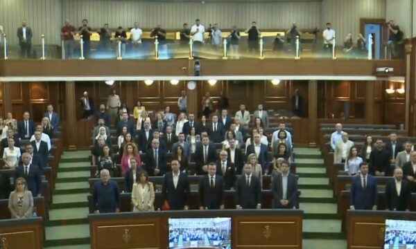 Seanca konstituive nis me një minutë heshtje në nderim të Bujar Bukoshit