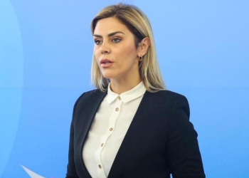 Deliu për Haxhiun: Në vend që të reflektojë, po viktimizohet duke akuzuar për “gjuhë seksiste” – tentativë për manipulim