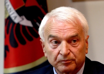 Ceremonia e varrimit të Bukoshit, homazhe në Kuvend, arkivolin në Velani e bart FSK, qeveria i ndan 10 mijë euro për familjen
