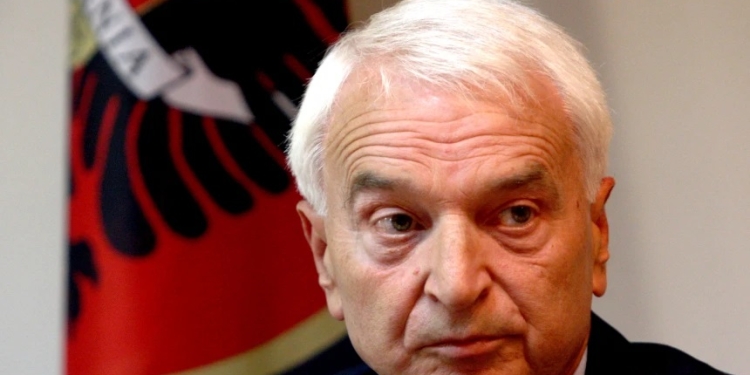Ceremonia e varrimit të Bukoshit, homazhe në Kuvend, arkivolin në Velani e bart FSK, qeveria i ndan 10 mijë euro për familjen