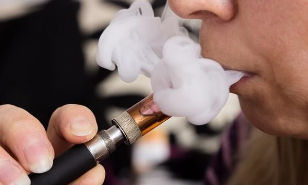 Cigaretat elektronike ëshojnë më shumë kimikate kancerogjene se sa cigaret tradicionale