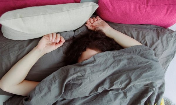 Këto zakone ndihmojnë të flini në më pak se 20 minuta